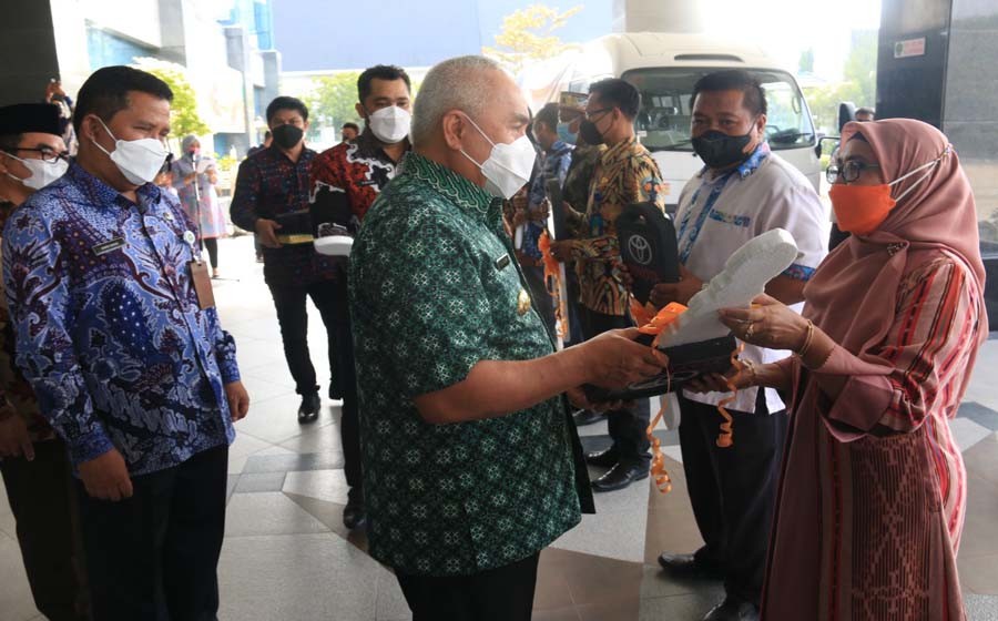 Pemprov Serahkan Alat Peraga dan Praktik Peserta Didik SMK