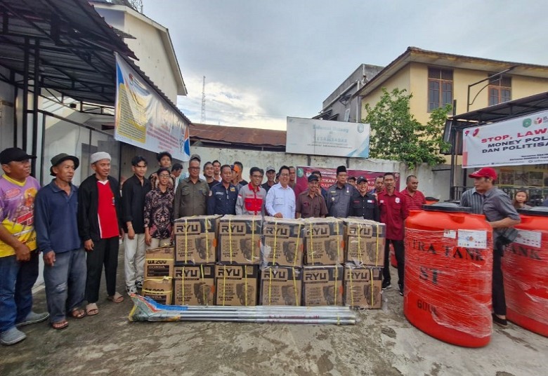 Pemkab Kukar Serahkan Mesin Cas ke Nelayan di Bantaran Sungai Mahakam