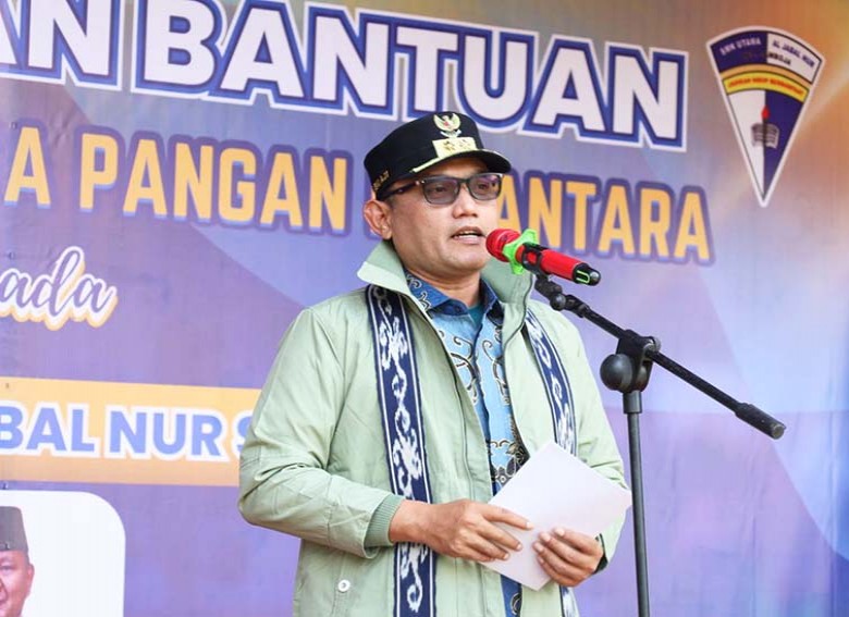 Wagub Seno Serahkaan Bantuan kepada SMK Al Jabal Nur Samboja