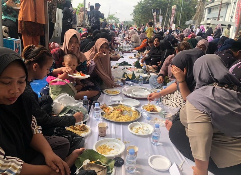Makna Kebersamaan dalam Tradisi Beseprah Erau Adat Kutai 2025