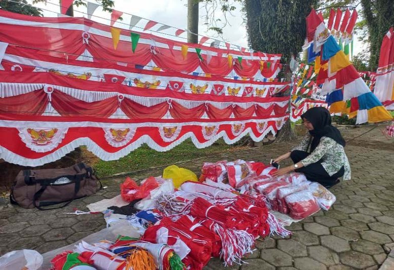 Jelang HUT RI, Pedagang Bendera di Tenggarong Mulai Marak