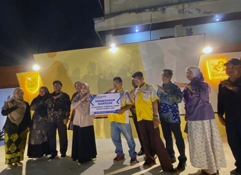 Bupati Sri Juniarsih Serahkan 50 Booth Kepada Pelaku UMKM di Wisata Kuliner Tepian Ahmad Yani