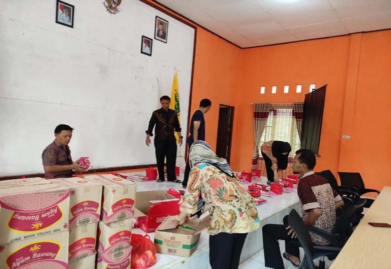 Camat dan Dinas Sosial Salurkan Bantuan pada Korban Banjir