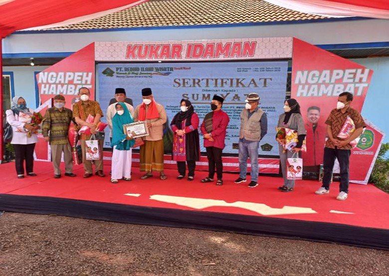 Pemkab Kukar Umrohkan Nenek Sumiati