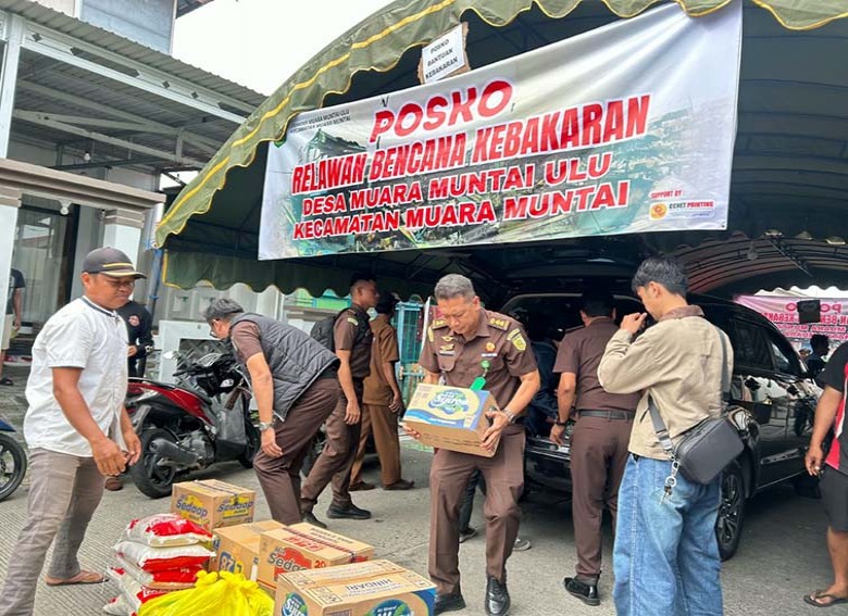 Kejari dan PWI Kukar Salurkan Bantuan untuk Korban Kebakaran Muara Muntai