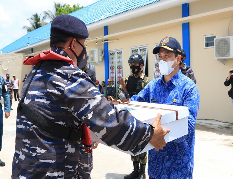 Serahkan Kue HUT Ke-76 TNI AL, Wagub Diajak Naik Kapal Patkamla Lamaru