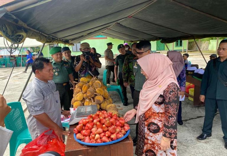 Bupati Sri Juniarsih Buka Bazar di Kodim 0902 Berau