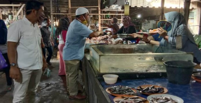 Anggota Dewan Azhar Nuryadi Bagikan 1.100 Masker ke Warga Kota Bangun