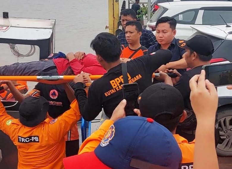 Seorang Perempuan Paruh Baya Loncat dari Jembatan Kukar ke Sungai Mahakam