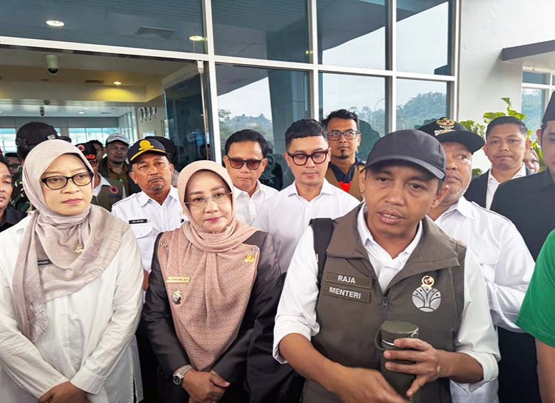 Menhut Raja Juli Antoni Datangi Kabupaten Berau, Pastikan Habitat Orangutan Selamat dan Memiliki Kawasan Aman dari Karhutla