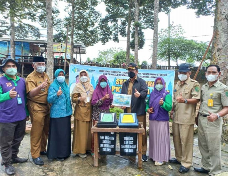 Warga Loa Ipuh Darat Mendapat Bantuan STBM