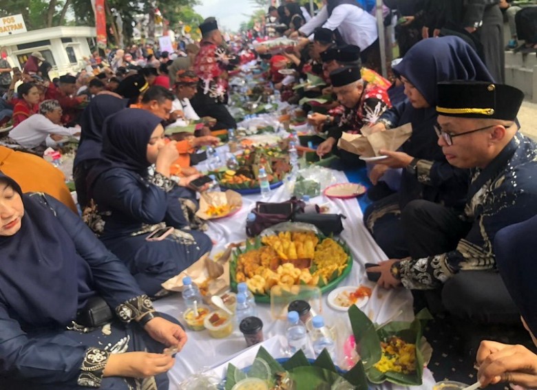 Ribuan Warga Padati Tradisi Beseprah di Erau Adat Kutai 2025