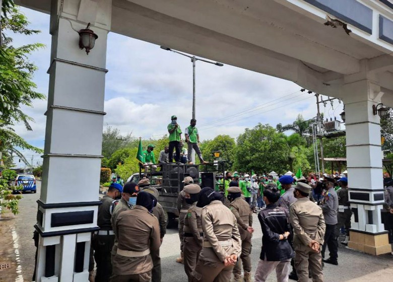 Buruh Demo di Depan Kantor Bupati Berau Tuntut Komitmen PT SKJ