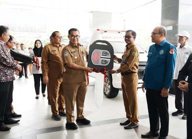 Serahkan Hibah 22 Unit Kendaraan Ambulan dan Jenazah, Pj Gubernur: Bukti Komitmen Pemerintah Menjawab Kebutuhan Masyarakat