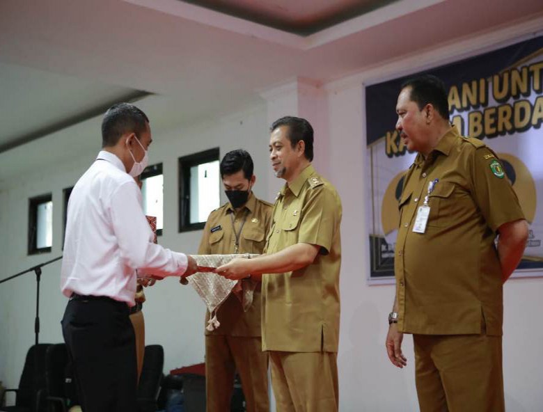Serahkan SK Guru PPPK di Kutai Kartanegara, Wagub Harapkan Bisa Mengabdi Sepenuh Hati