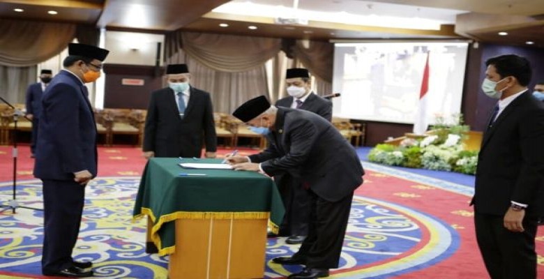 Gubernur Lantik Penjabat Sekprov Kaltim, Isran: Segera Lakukan Pembenahan Penataan ASN