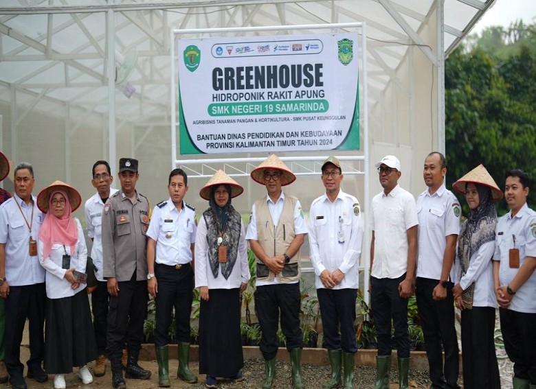 Panen Sayur di Green House SMKN 19 Samarinda, Pj Akmal: Bisa Menjadi Percontohan Sekolah Lainnya