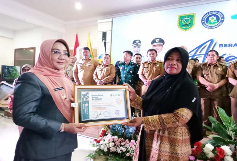 FKKS dan Pokja Sehat Kabupaten Berau Terima Hadiah Pembinaan