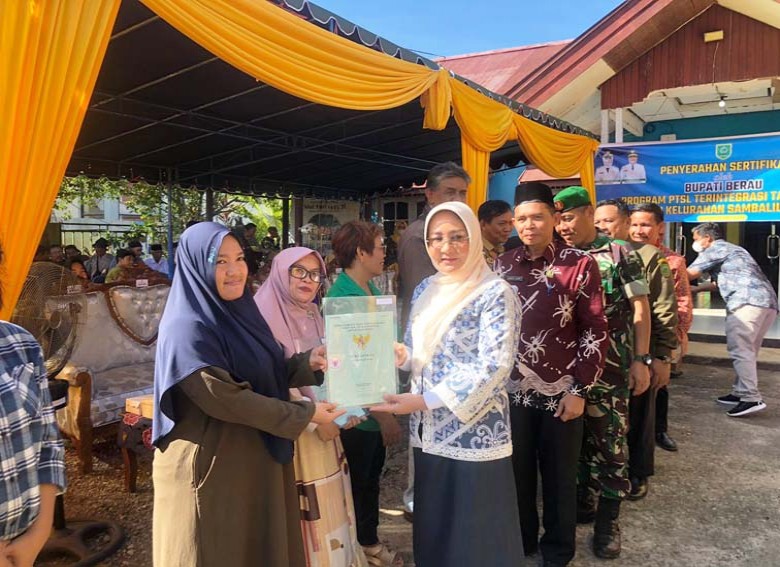 Bupati Berau Serahkan Simbolis Sertifikat Tanah program PTSL kepada Masyarakat