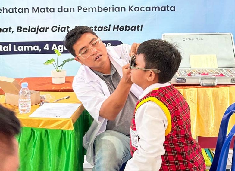 PHM Bantu Siswa di Delta Mahakam, Periksa Mata dan Berikan Kacamata Gratis