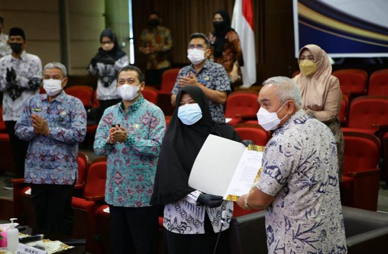 Gubernur Serahkan 149 SK Pemutihan Izin Belajar