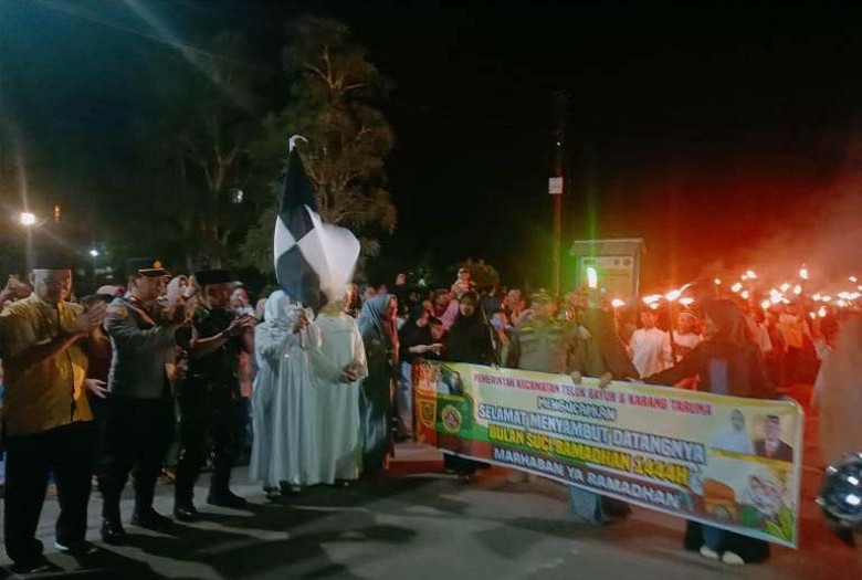 Sambut Ramadhan, Ribuan Warga Teluk Bayur Gelar Pawai Obor