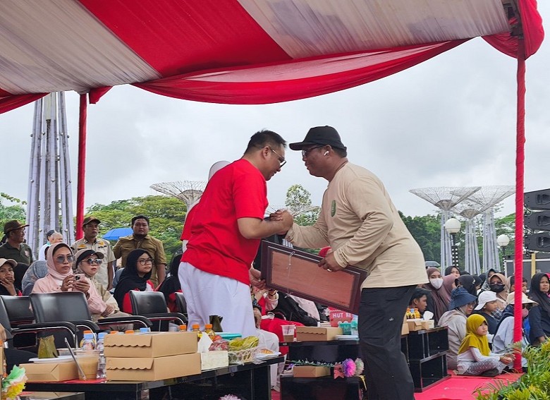 Disdikbud Kukar Tampilkan Literasi dan Budaya di Pawai HUT RI ke-80