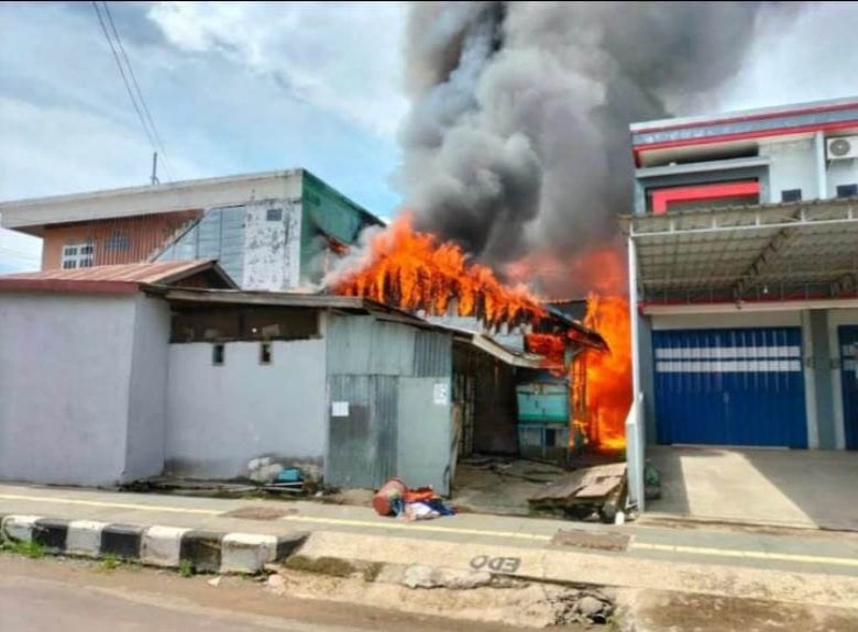 Kebakaran Hanguskan 12 Kamar Kos dan 3 Rumah