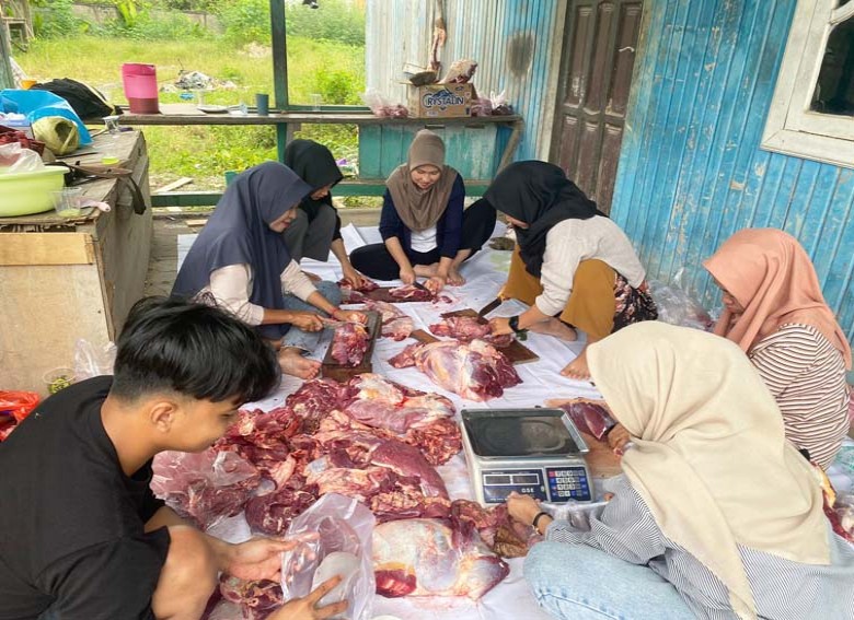 PWI dan SMSI Berau Berbagi di Idul Adha 1445 H dengan Menyembelih 7 Sapi Qurban