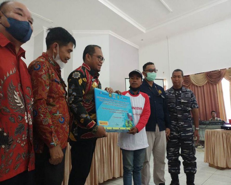 Wabup Kasmidi Bagikan Bantuan 300 Unit Mesin konversi BBM ke BBG