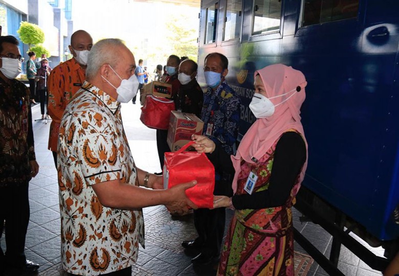 Gubernur Serahkan Bantuan Logistik ke Lima Daerah yang Terapkan PPKM Level IV