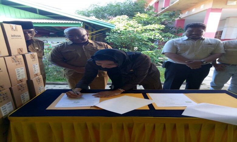 SDN 002 Tenggarong Terima Hibah 14 Unit Infocus dari PT MSJ