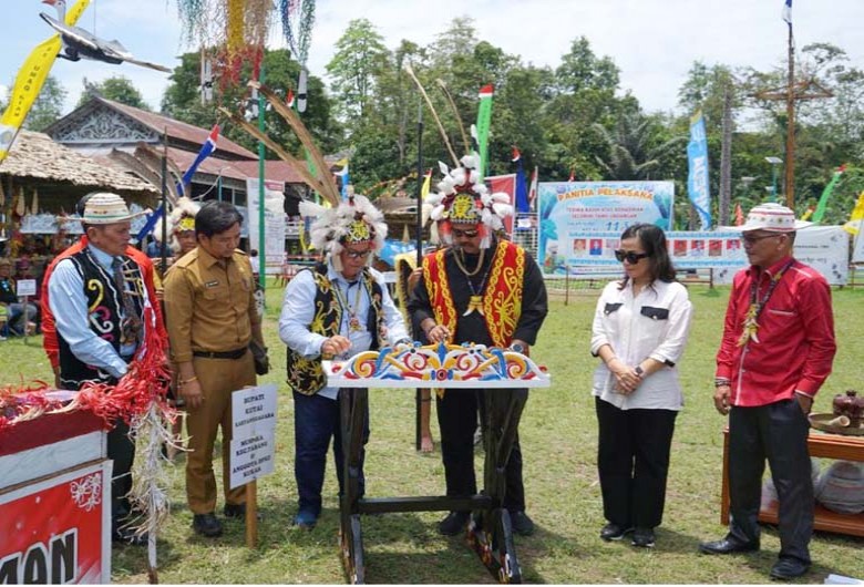 Hadiri HUT ke-113 Des Umaq Dian, Bupati Sarankan Acara Adat Dibuat Lebih Besar