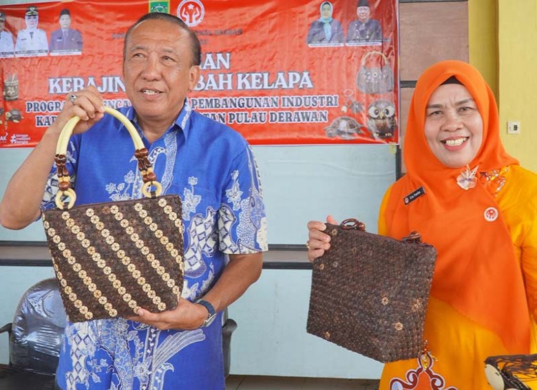 Dari Tumpukan Limbah Jadi Peluang Usaha, Warga Pulau Derawan Dilatih Sulap Kelapa Bekas Menjadi Kerajinan Bernilai Jual Tinggi