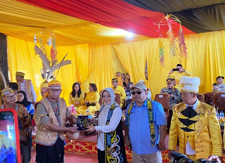 Bupati Berau Hadiri Festival Budaya Bekudung Betiung dan Hari Jadi Kampung Tumbit ke-261