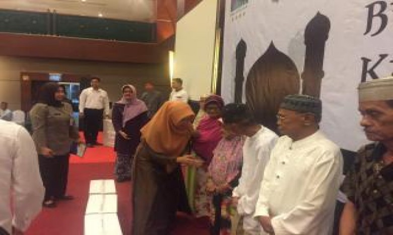 Tim Penggerak PKK Kota Balikpapan Berbagi Bersama 102 Lansia