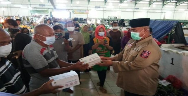 Upaya Mencegah Covid-19, Bupati Kukar Bagikan Masker