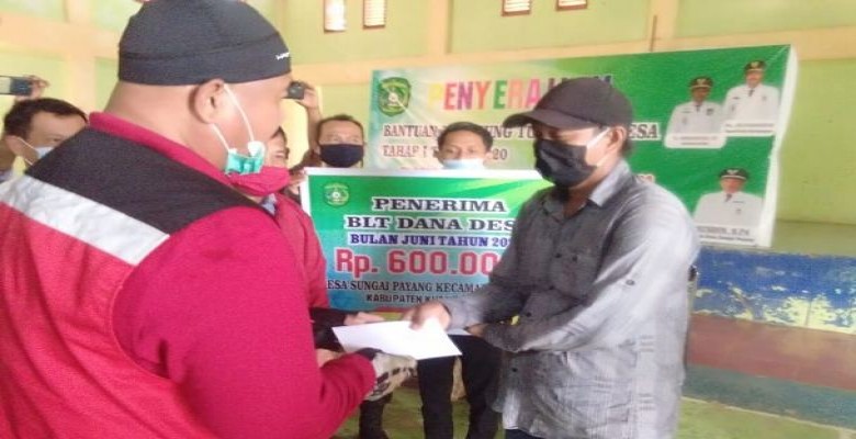 Bupati Salurkan Bantuan Langsung Tunai Tahap 2 di Sungai Payang
