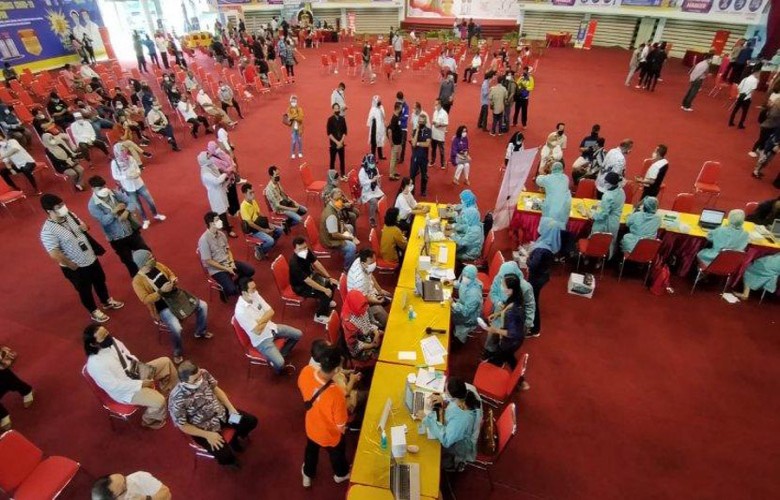 Warga Balikpapan Antri Vaksinasi Massal