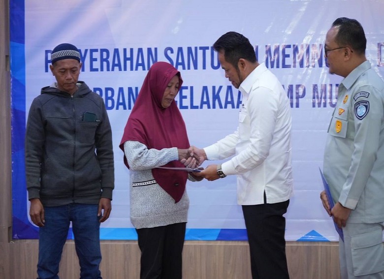 Gubernur Rudy Serahkan Santunan Kepada Korban KMP Muchlisa