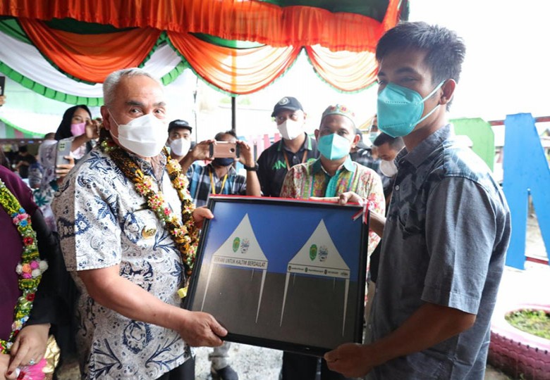 Gubernur Serahkan Bantuan Sapras Terapung Kampung Warna Warni Janju