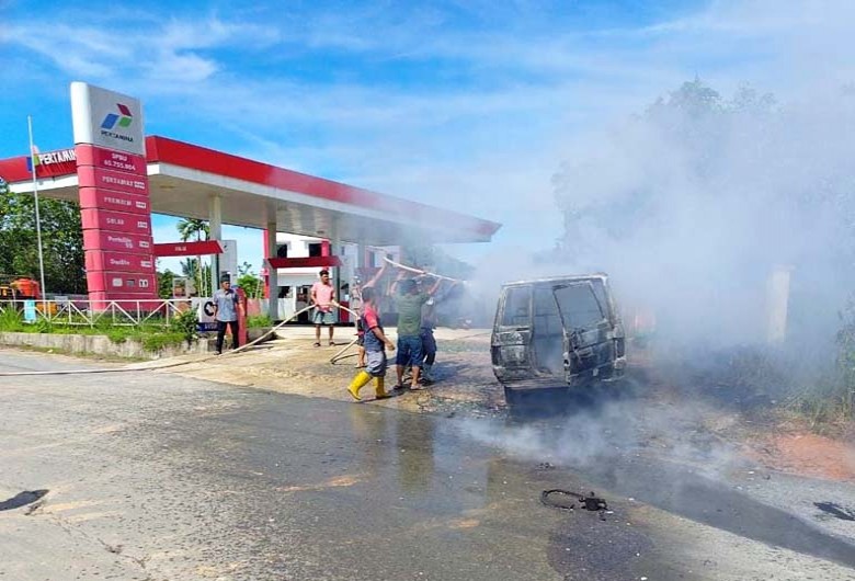 Angkut 20 Liter BBM, Mobil Kijang Hangus Terbakar di Depan SPBU