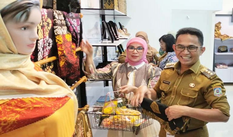 Rahmad Mas'ud Resmikan Gerai Dekranasda