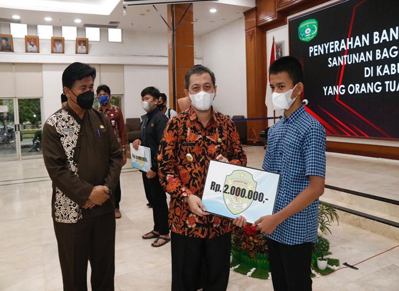 Wagub Hadi Mulyadi Serahkan Santunan Anak Yatim Piatu di Kukar