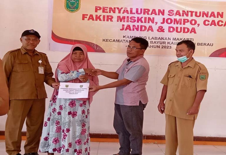 Pemerintah Kampung Labanan Makarti Berikan Santunan ke 52 Warga