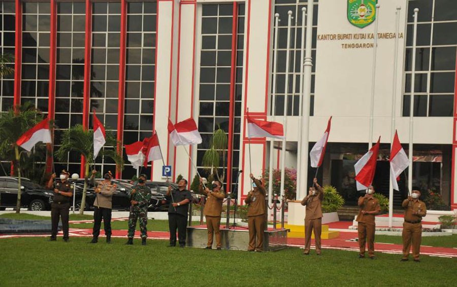 Wabup Kukar Bagikan 10 Juta Bendera Merah Putih untuk Masyarakat