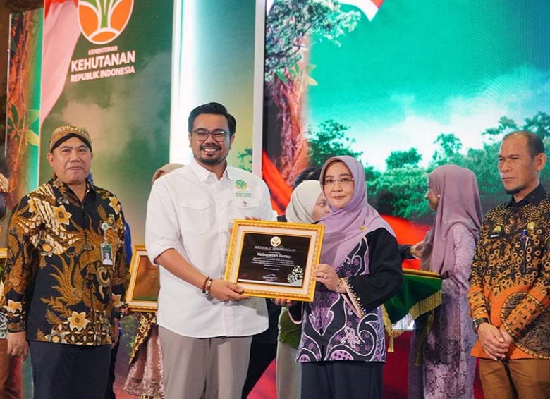 Pemkab Berau Terima Penghargaan Pendampingan Terbaik Program Perhutanan Sosial Tingkat Nasional