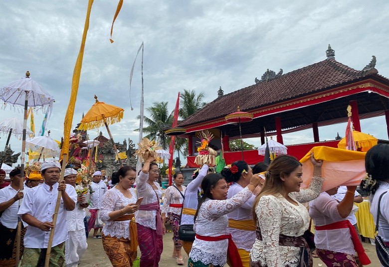 Umat Hindu Desa Kerta Buana Tenggarong Seberang Gelar Pawai Ogoh-ogoh