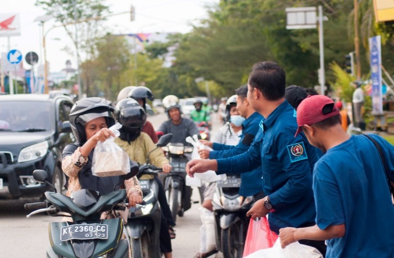 PWI Kutai Kartanegara Bagikan Ratusan Takjil ke Masyarakat