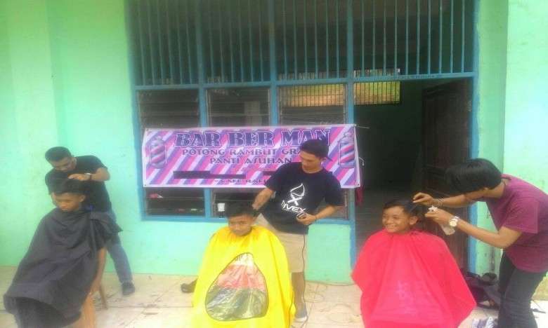 Lagi, Bar Ber Man Lakukan Potong Rambut Gratis
